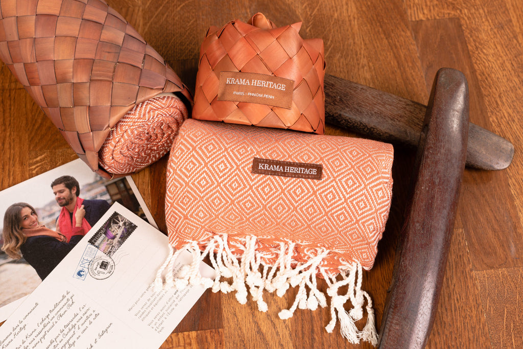 Le Krama Chaud Beige Ocre dans son écrin en feuille de palmier - Femme