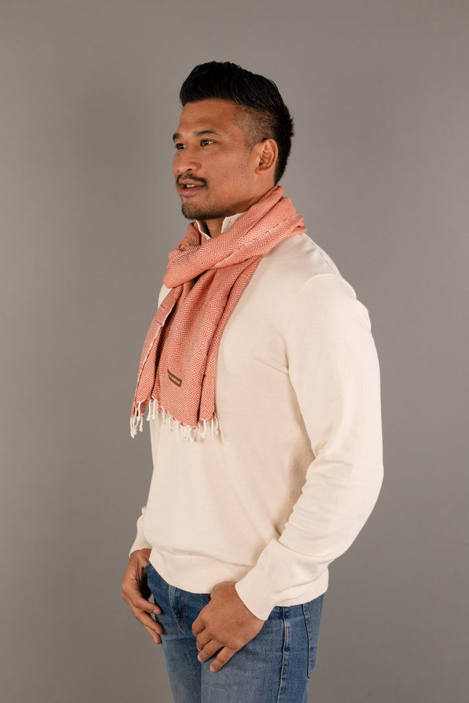 Le Krama Chaud Beige Ocre dans son écrin en feuille de palmier - Homme