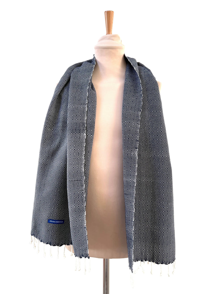 Le Krama Chaud Bleu Marine dans son écrin en feuille de palmier - Homme