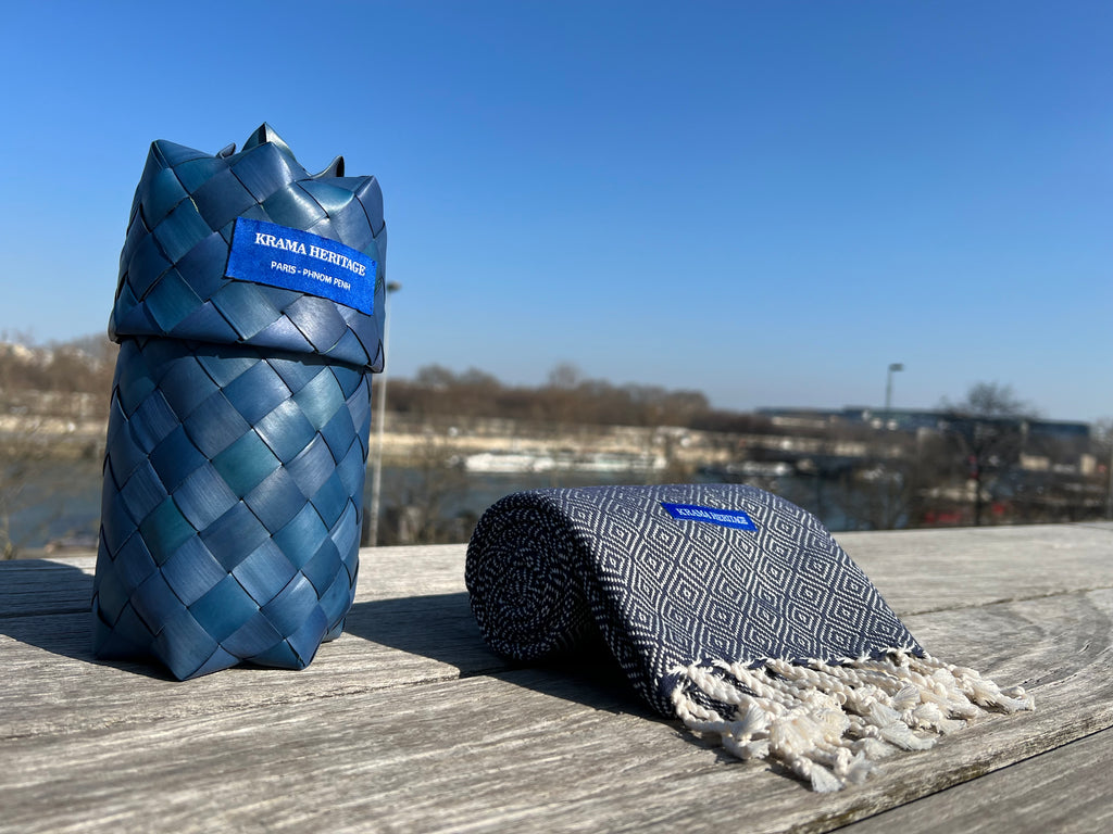 Le Krama Chaud Bleu Marine dans son écrin en feuille de palmier - Homme