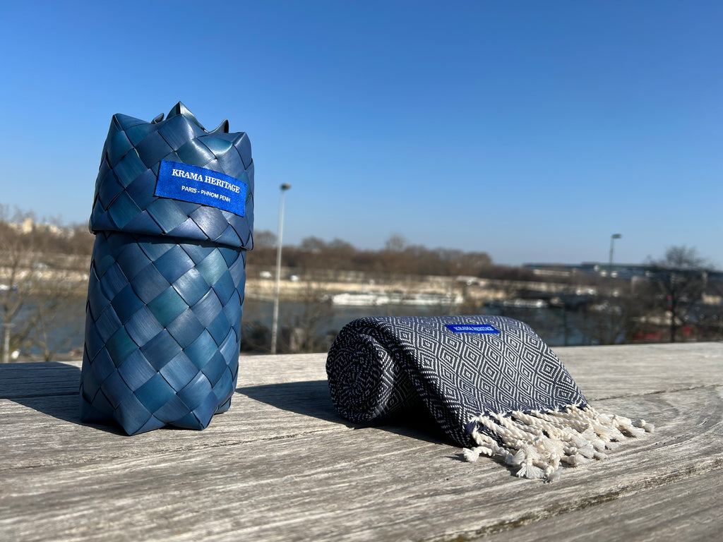 Le Krama Chaud Bleu Marine dans son écrin en feuille de palmier - Homme