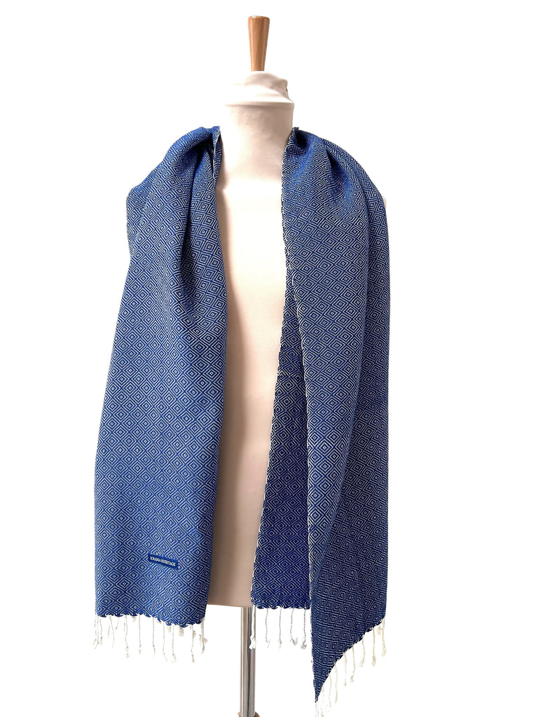 Le Krama Chaud Bleu Roi dans son écrin en feuille de palmier - Homme