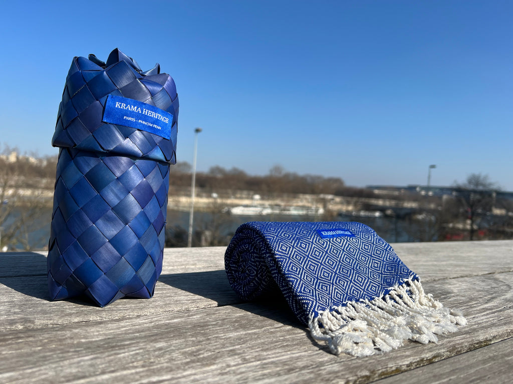 Le Krama Chaud Bleu Roi dans son écrin en feuille de palmier - Homme