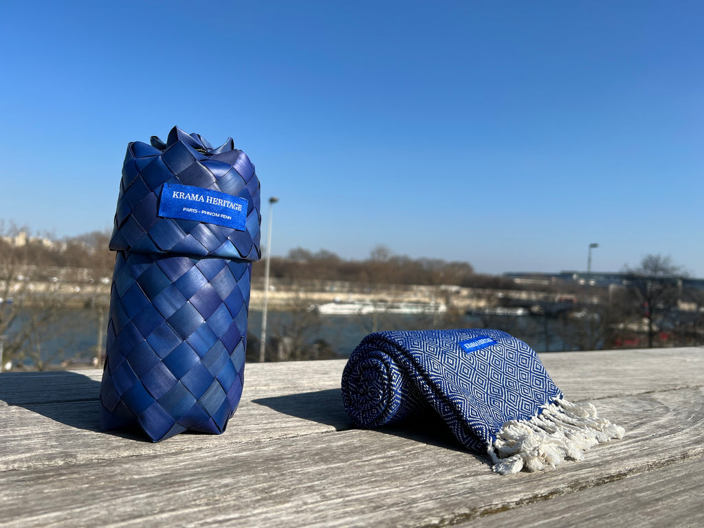 Le Krama Chaud Bleu Roi dans son écrin en feuille de palmier - Homme
