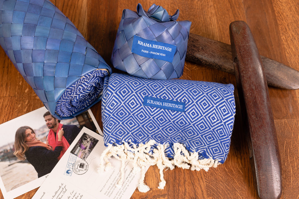 Le Krama Chaud Bleu Roi dans son écrin en feuille de palmier - Femme