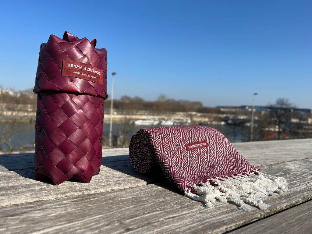 Le Krama Chaud Bordeaux dans son écrin en feuille de palmier - Femme