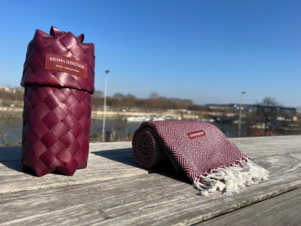 Le Krama Chaud Bordeaux dans son écrin en feuille de palmier - Femme