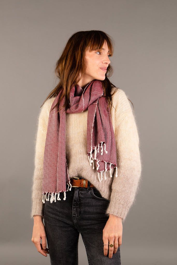 Le Krama Chaud Bordeaux dans son écrin en feuille de palmier - Femme