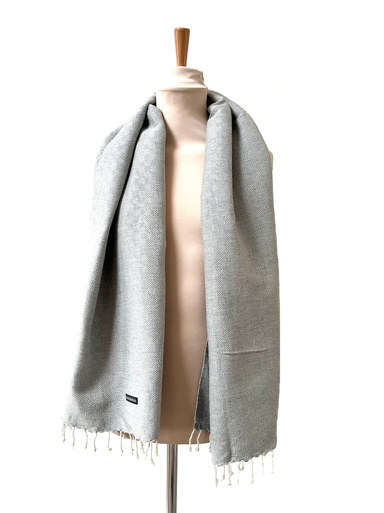 Le Krama Chaud Gris Perle dans son écrin en feuille de palmier (couleur naturelle) - Homme