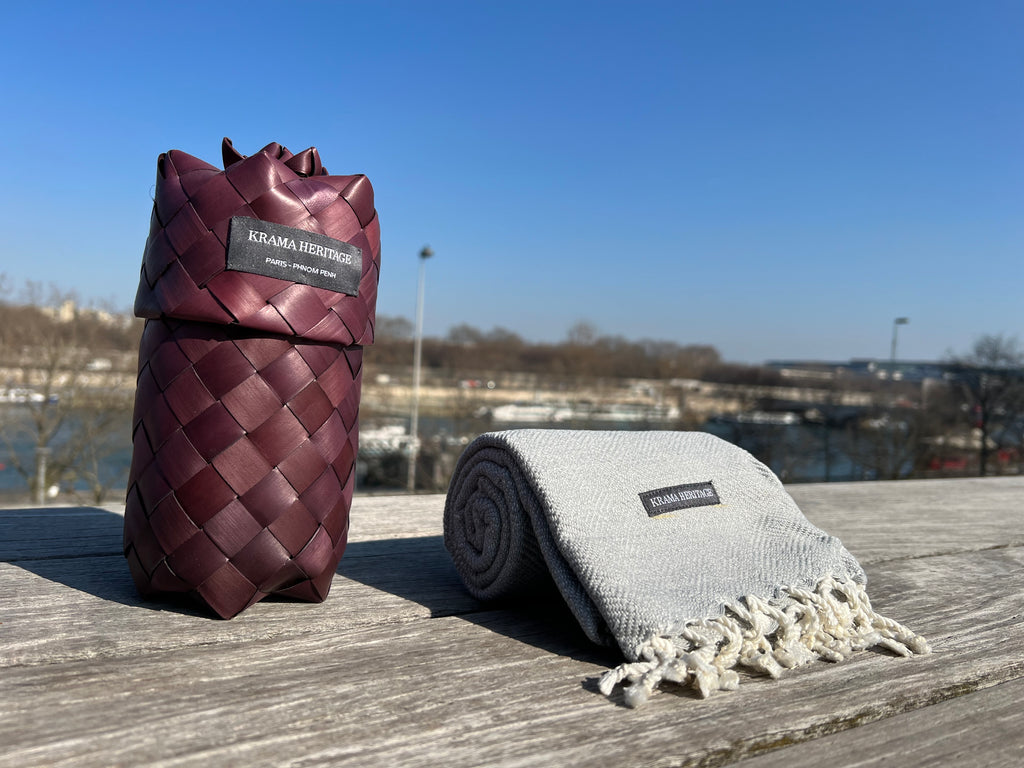 Le Krama Chaud Gris Perle dans son écrin en feuille de palmier (couleur naturelle) - Homme