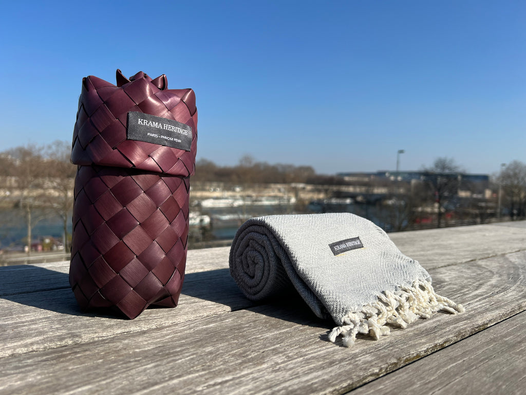 Le Krama Chaud Gris Perle dans son écrin en feuille de palmier (couleur naturelle) - Homme