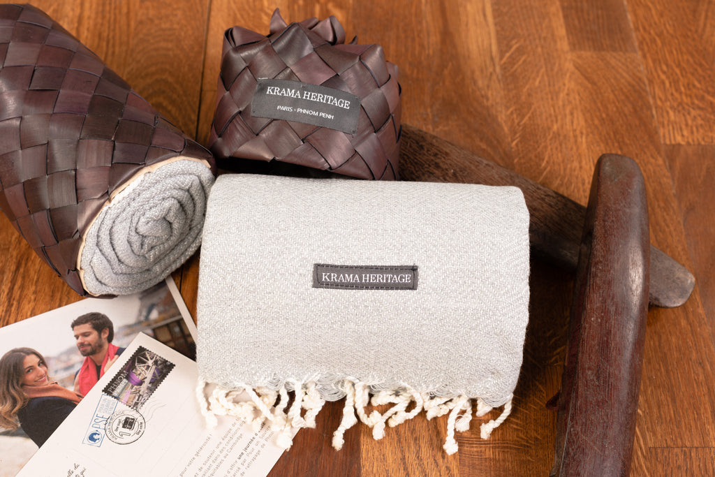 Le Krama Chaud Gris Perle dans son écrin en feuille de palmier (couleur naturelle) - Homme