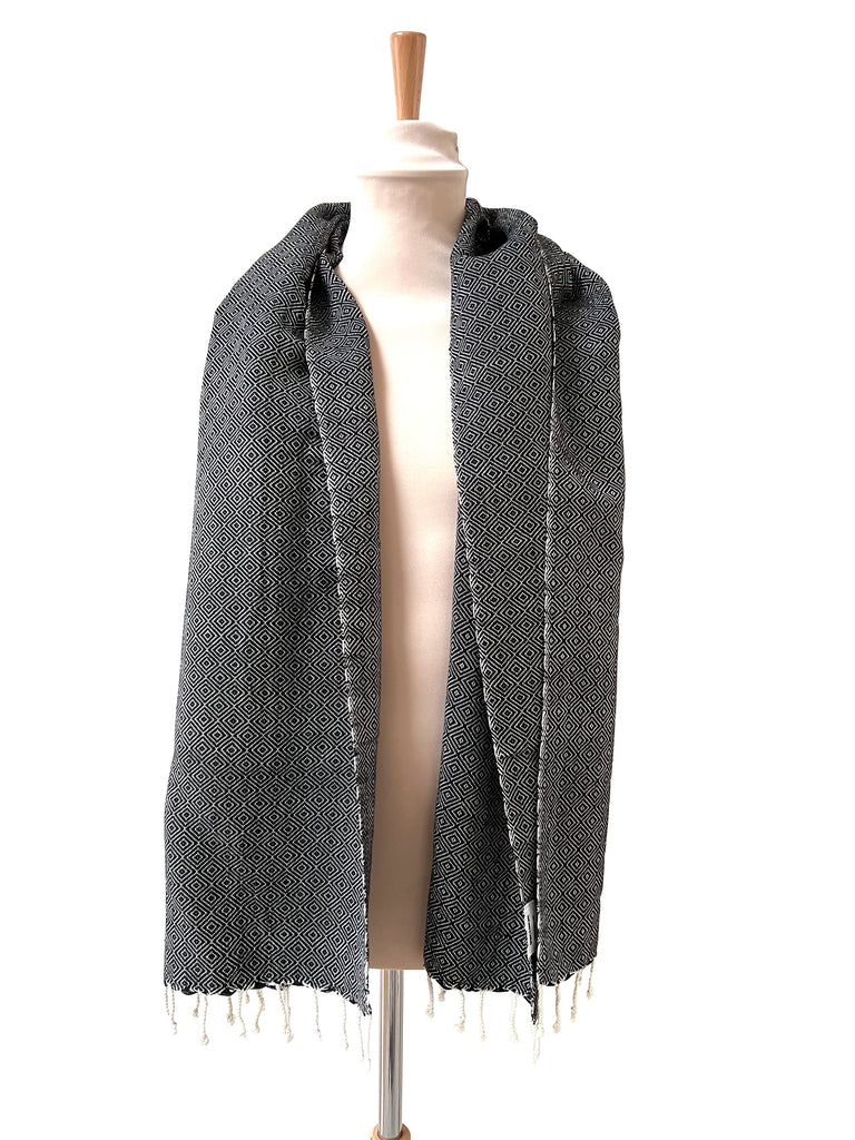 Le Krama Chaud Noir Ebène dans son écrin en feuille de palmier - Femme