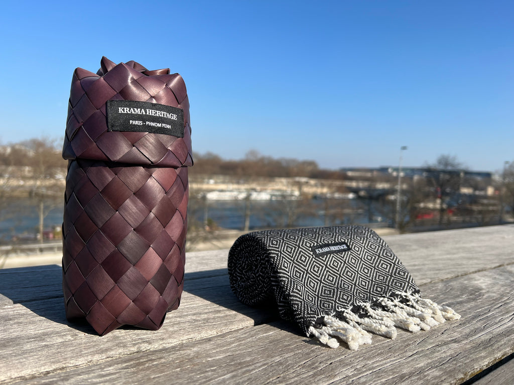 Le Krama Chaud Noir Ebène dans son écrin en feuille de palmier - Femme