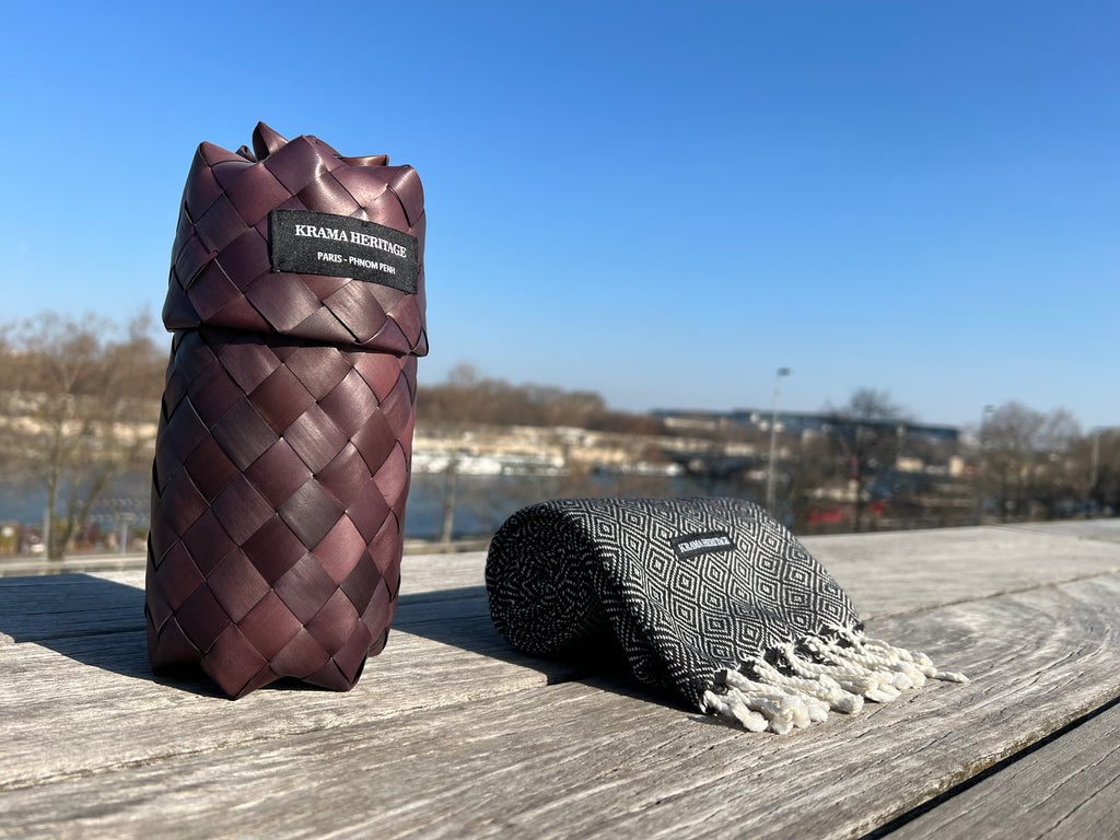 Le Krama Chaud Noir Ebène dans son écrin en feuille de palmier - Femme