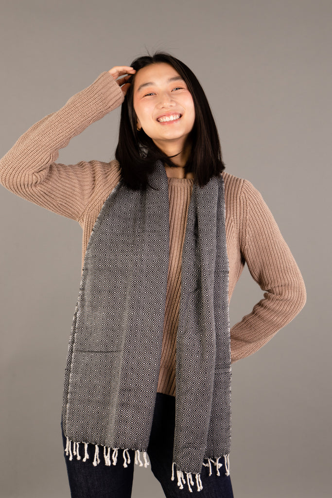 Le Krama Chaud Noir Ebène dans son écrin en feuille de palmier - Femme