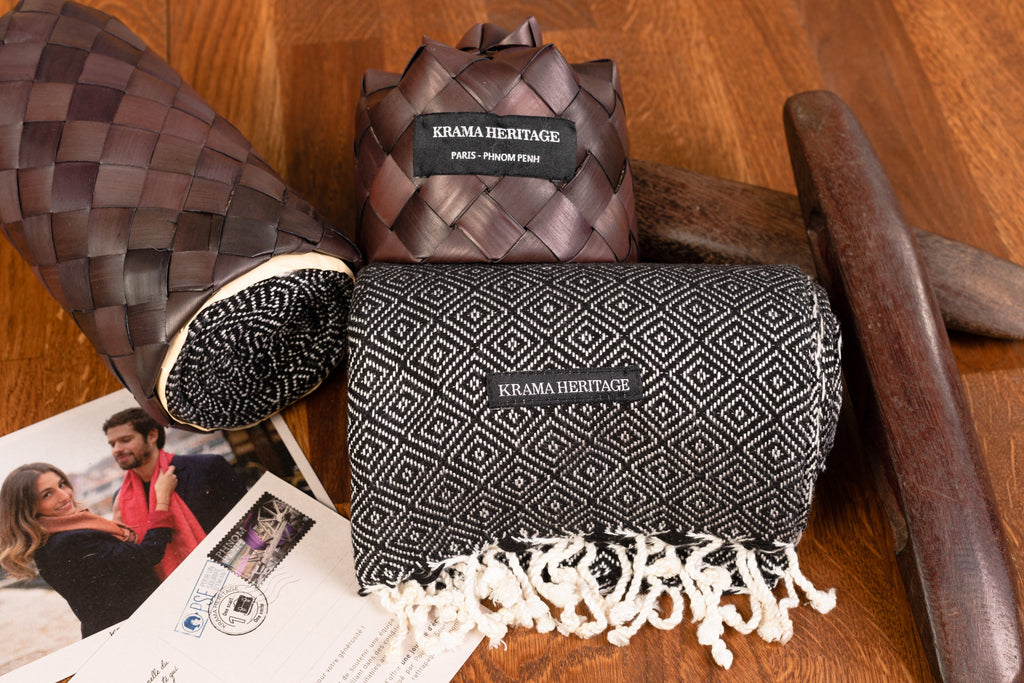 Le Krama Chaud Noir Ebène dans son écrin en feuille de palmier - Femme