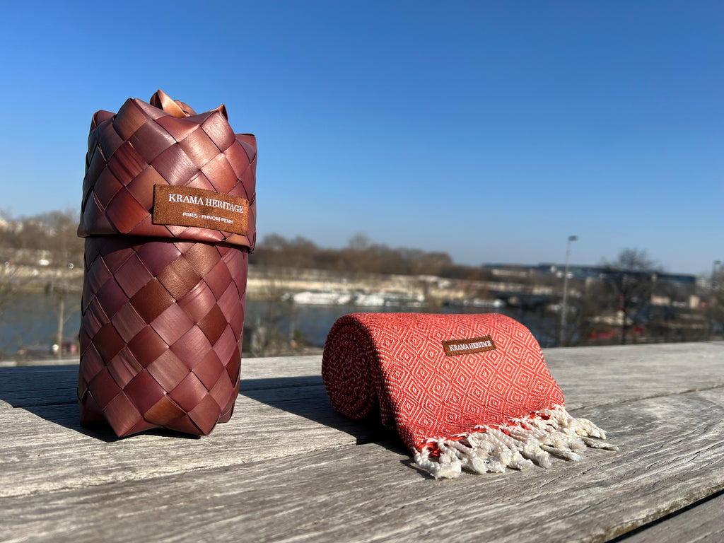 Le Krama Chaud Noisette dans son écrin en feuille de palmier - Femme