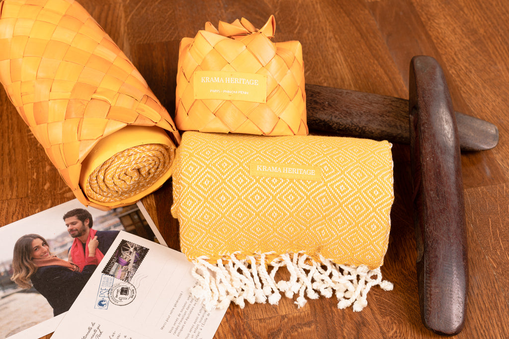 Le Krama Chaud Or dans son écrin en feuille de palmier - Homme