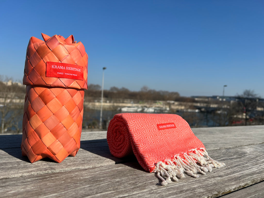 Le Krama Chaud Orange Corail dans son écrin en feuille de palmier - Femme