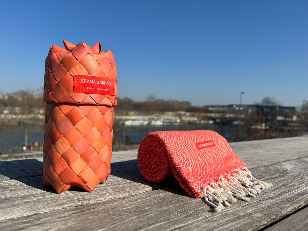 Le Krama Chaud Orange Corail dans son écrin en feuille de palmier - Femme