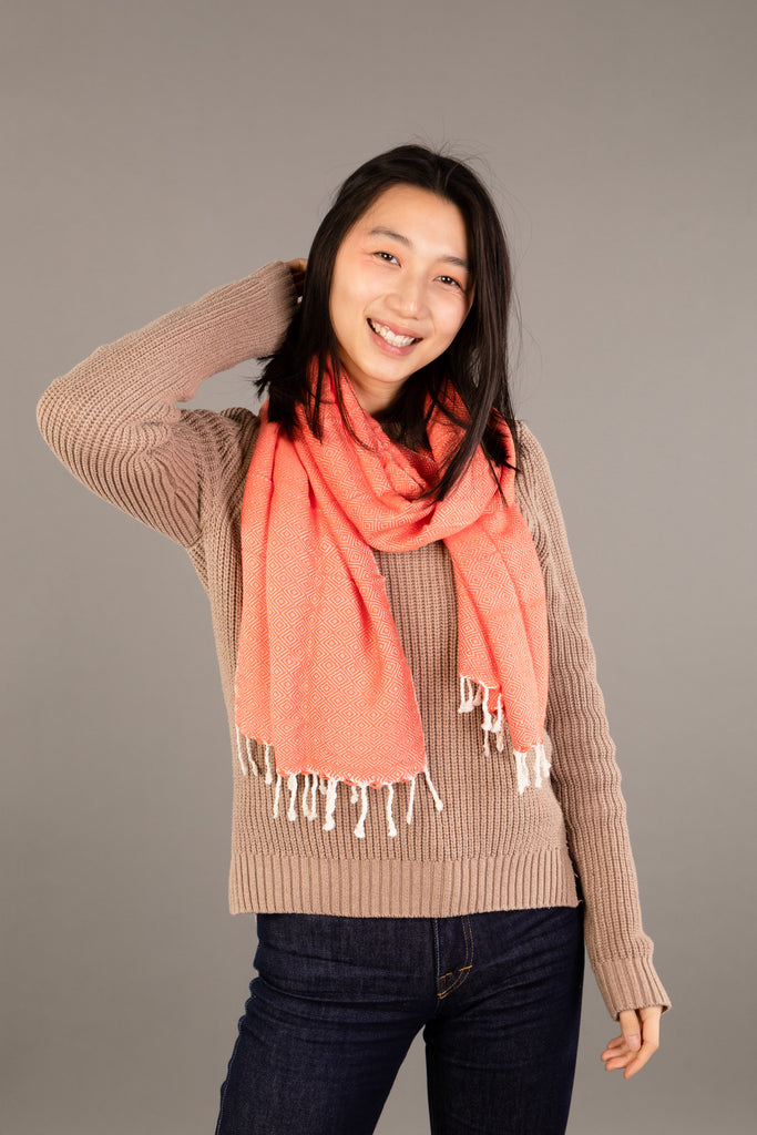 Le Krama Chaud Orange Corail dans son écrin en feuille de palmier - Femme