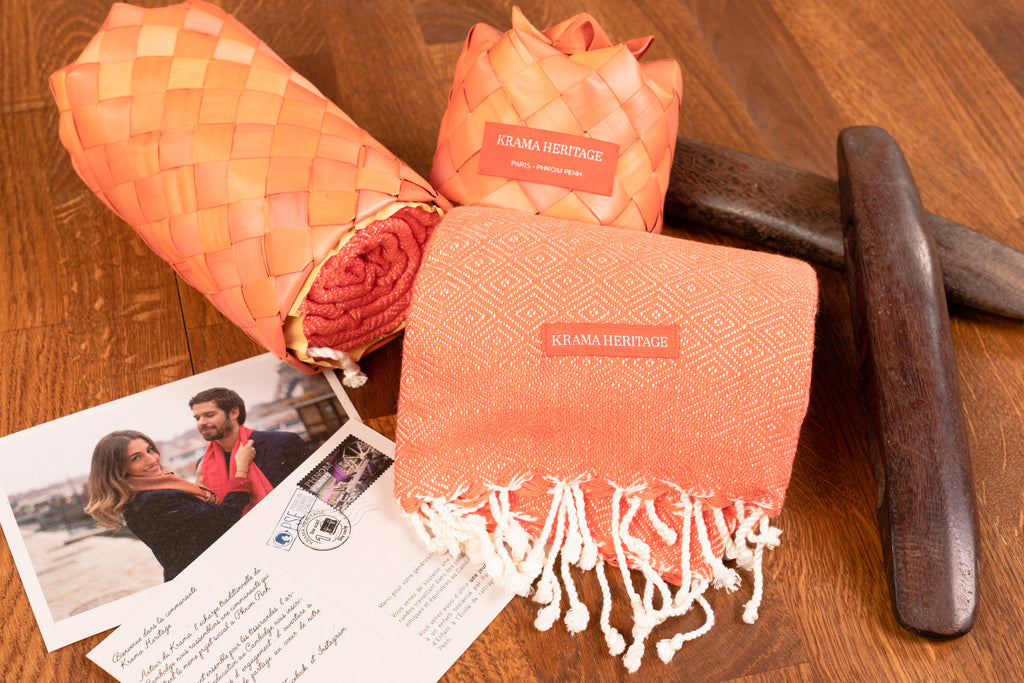 Le Krama Chaud Orange Corail dans son écrin en feuille de palmier - Homme