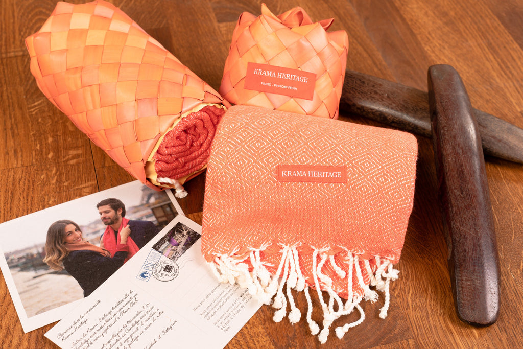 Le Krama Chaud Orange Corail dans son écrin en feuille de palmier - Femme