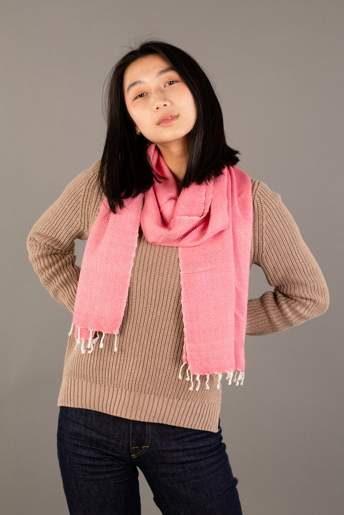 Le Krama Chaud Rose Bonbon dans son écrin en feuille de palmier - Femme