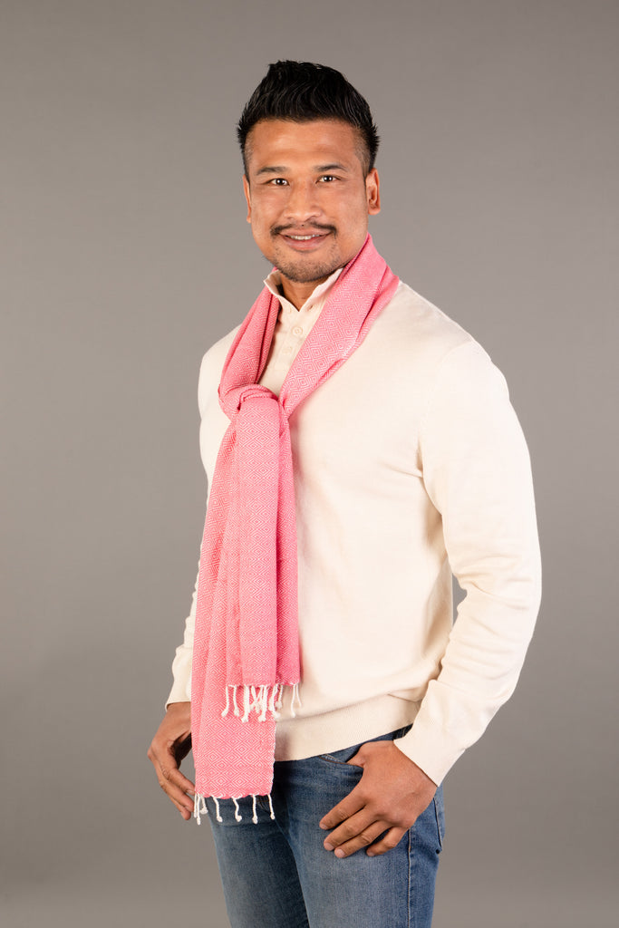 Le Krama Chaud Rose Bonbon dans son écrin en feuille de palmier - Homme