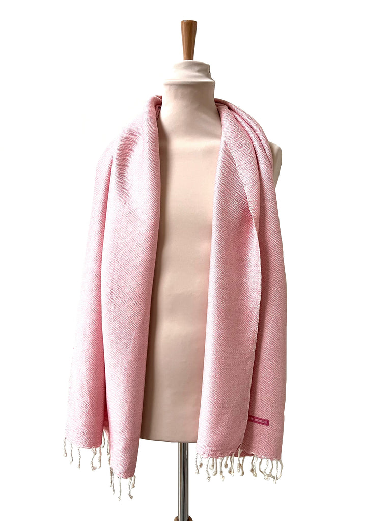 Le Krama Chaud Rose Clair dans son écrin en feuille de palmier - Femme