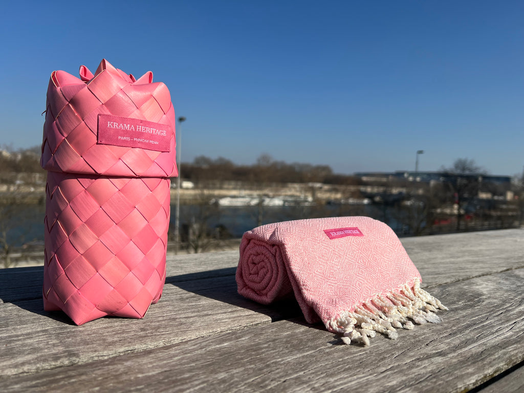 Le Krama Chaud Rose Clair dans son écrin en feuille de palmier - Femme