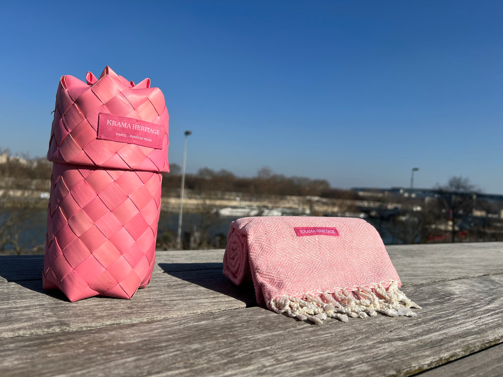 Le Krama Chaud Rose Clair dans son écrin en feuille de palmier - Homme