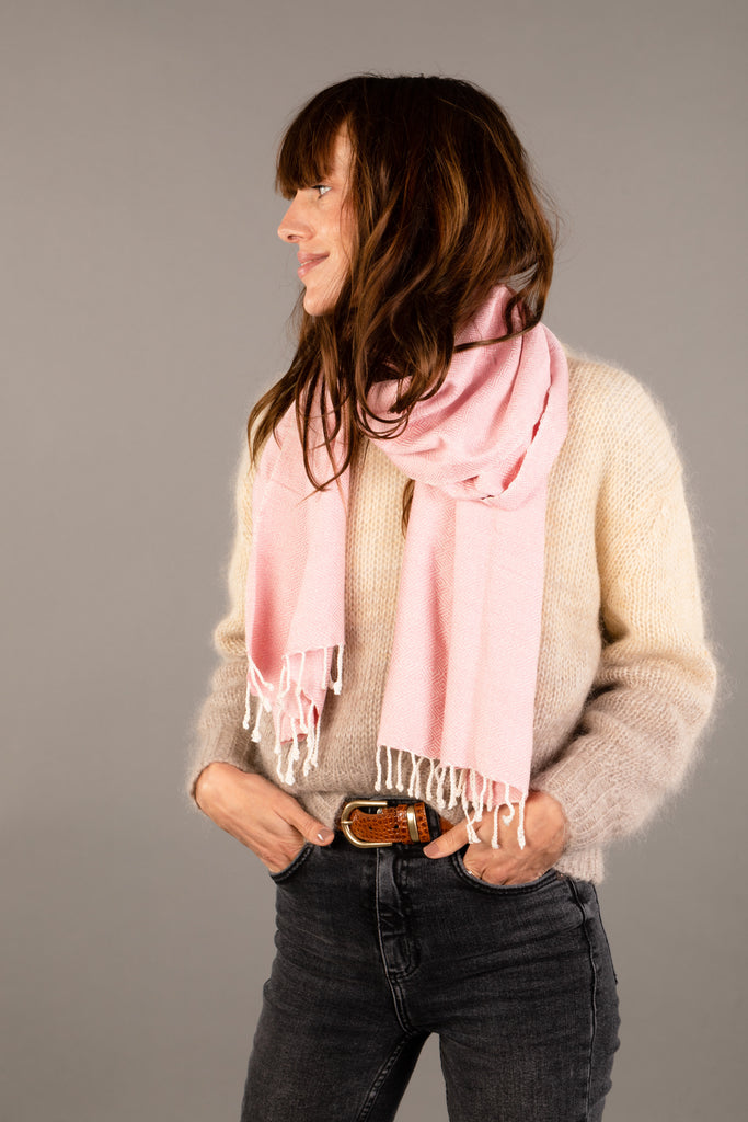 Le Krama Chaud Rose Clair dans son écrin en feuille de palmier - Femme