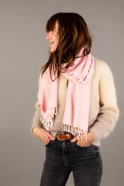 Le Krama Chaud Rose Clair dans son écrin en feuille de palmier - Femme