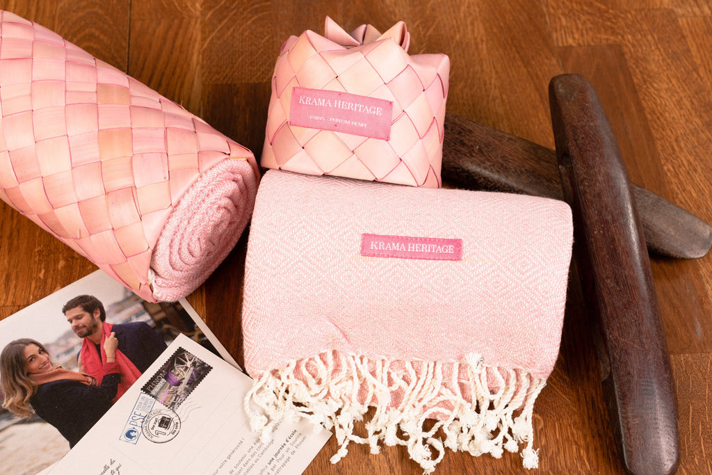 Le Krama Chaud Rose Clair dans son écrin en feuille de palmier - Femme