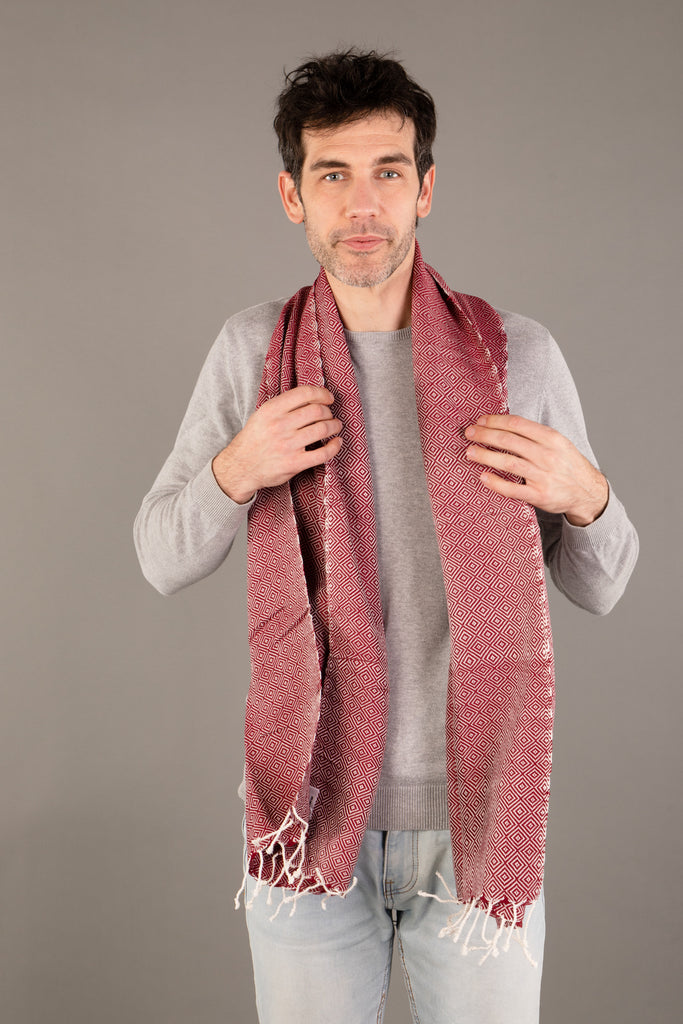 Le Krama Chaud Rouge Brique dans son écrin en feuille de palmier - Homme