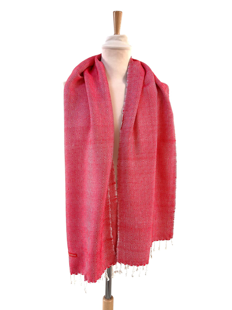 Le Krama Chaud Rouge Coquelicot dans son écrin en feuille de palmier - Femme