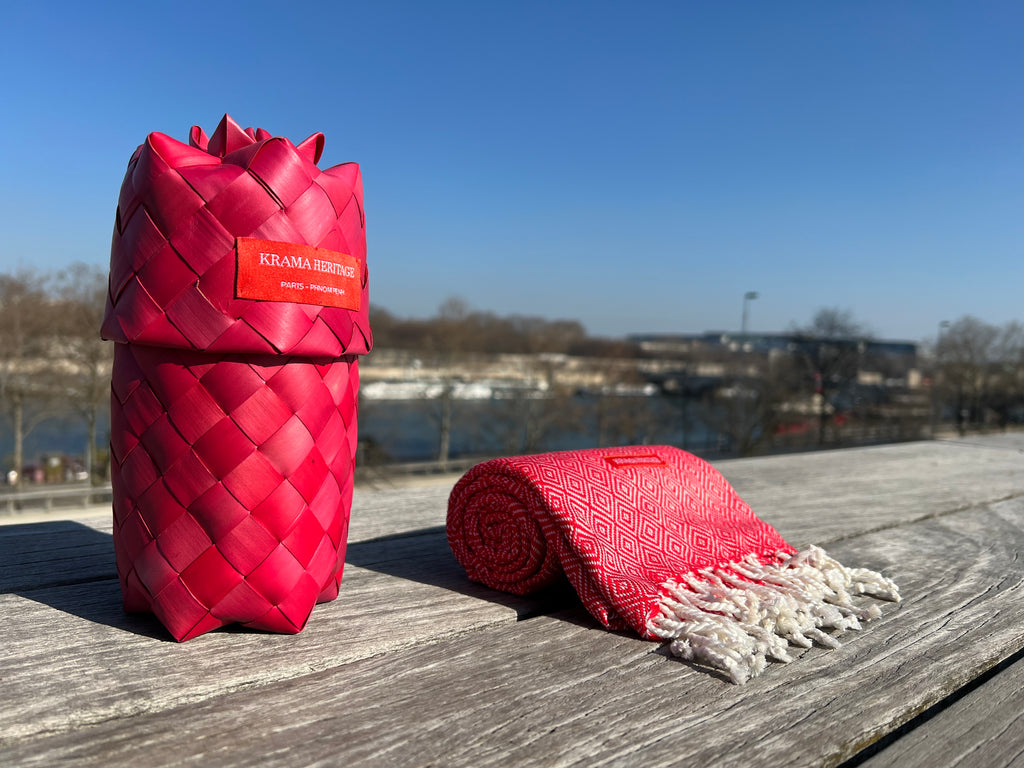 Le Krama Chaud Rouge Coquelicot dans son écrin en feuille de palmier - Homme