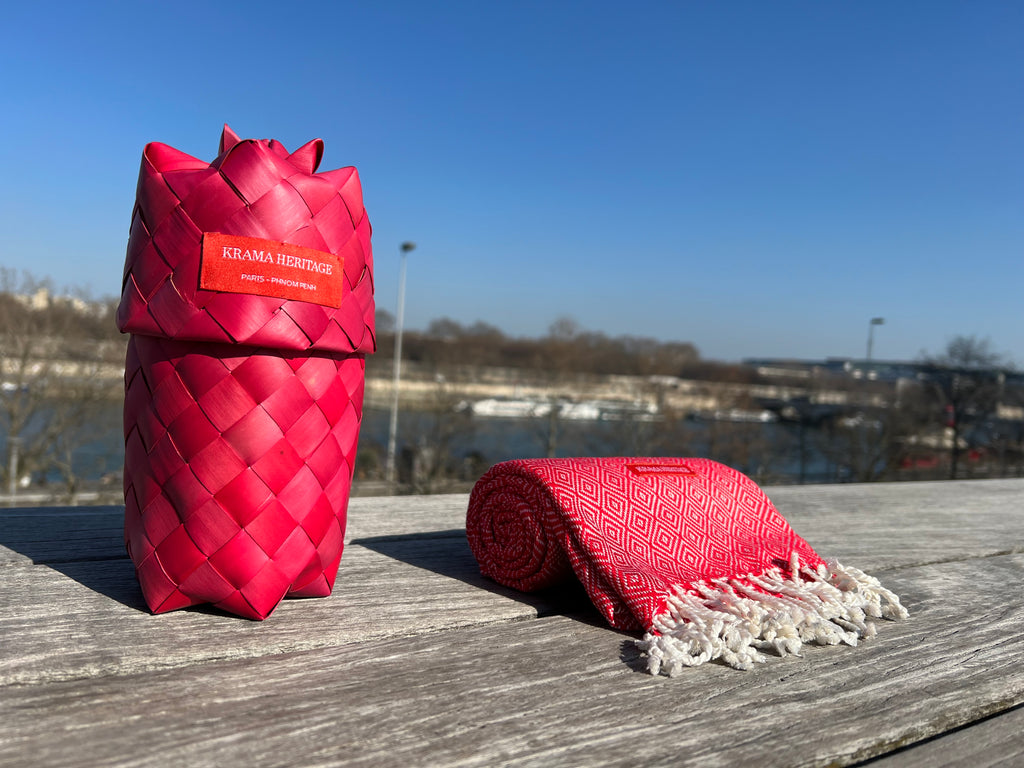 Le Krama Chaud Rouge Coquelicot dans son écrin en feuille de palmier - Femme
