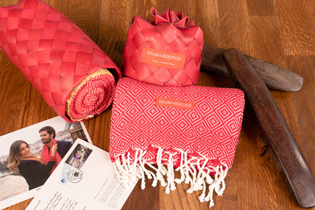 Le Krama Chaud Rouge Coquelicot dans son écrin en feuille de palmier - Femme