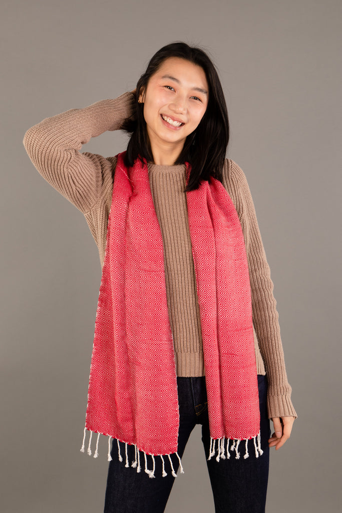 Le Krama Chaud Rouge Coquelicot dans son écrin en feuille de palmier - Femme