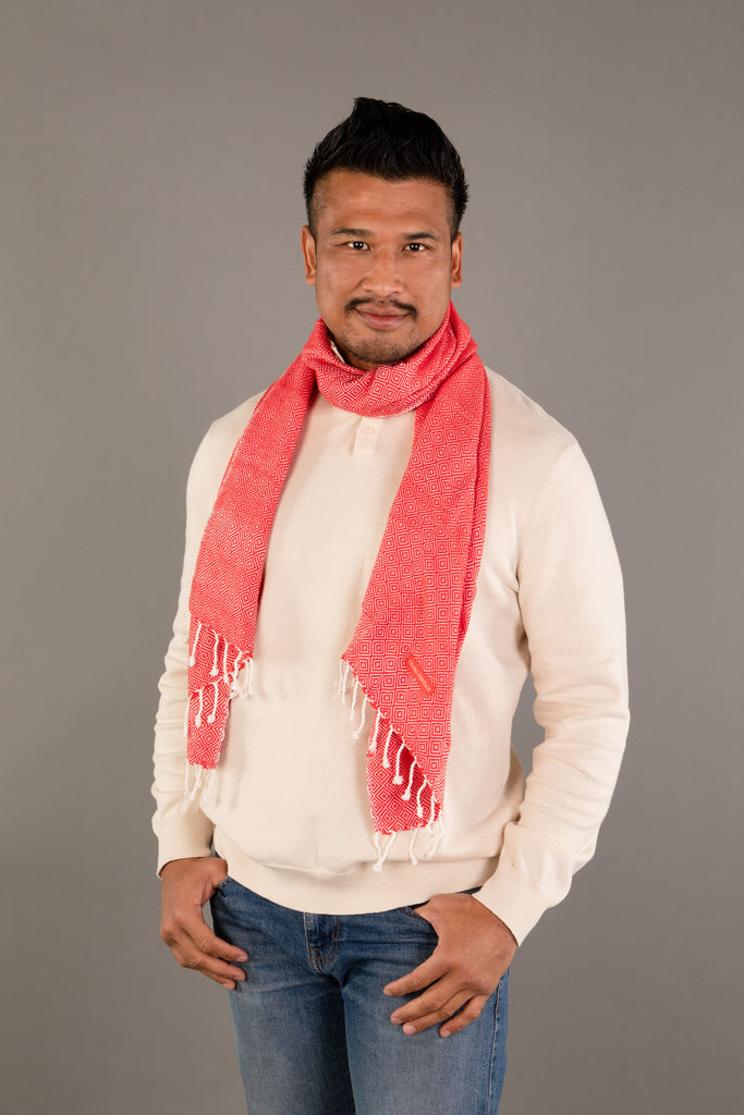 Le Krama Chaud Rouge Coquelicot dans son écrin en feuille de palmier - Homme