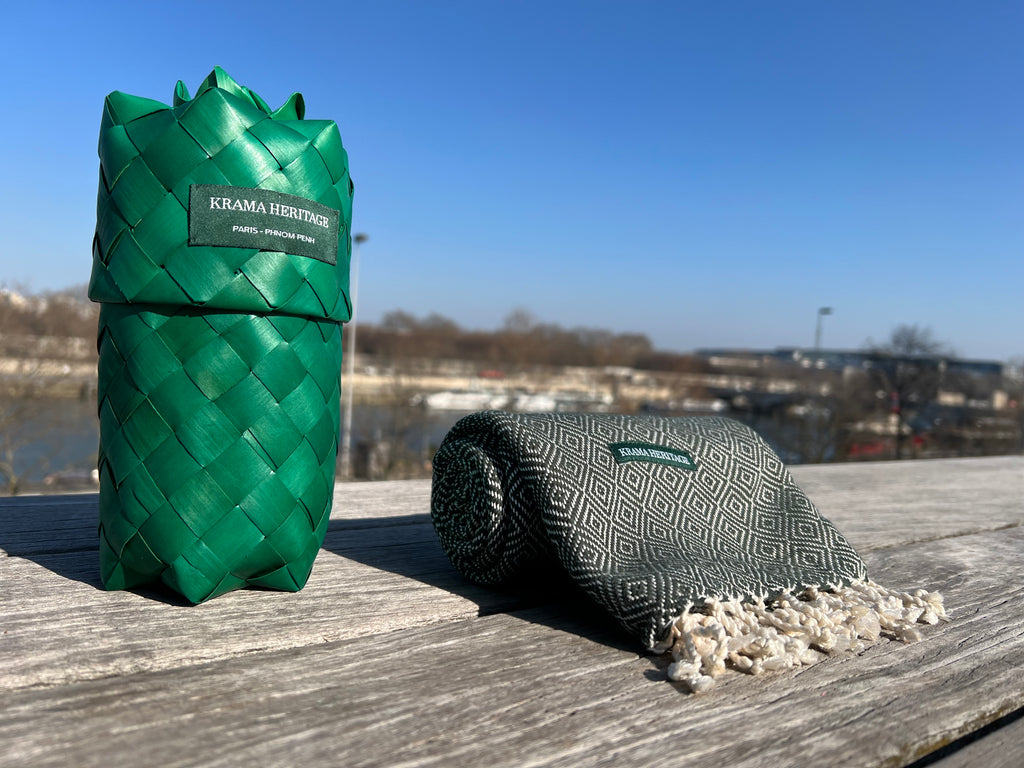 Le Krama Chaud Vert Forêt dans son écrin en feuille de palmier - Homme