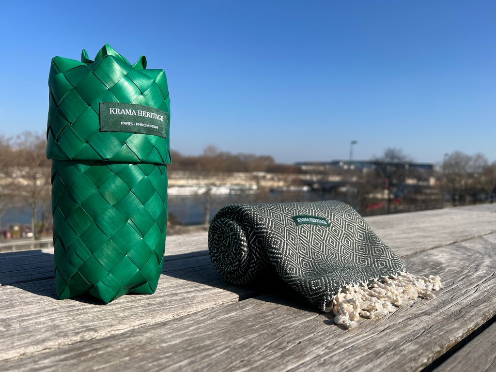 Le Krama Chaud Vert Forêt dans son écrin en feuille de palmier - Femme