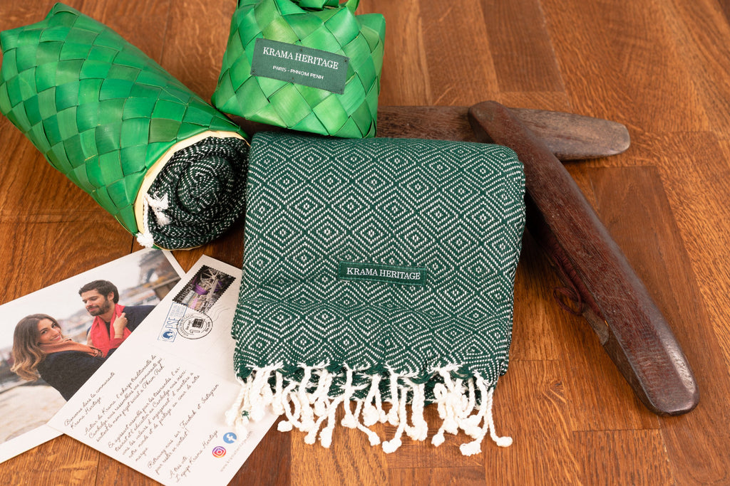 Le Krama Chaud Vert Forêt dans son écrin en feuille de palmier - Femme