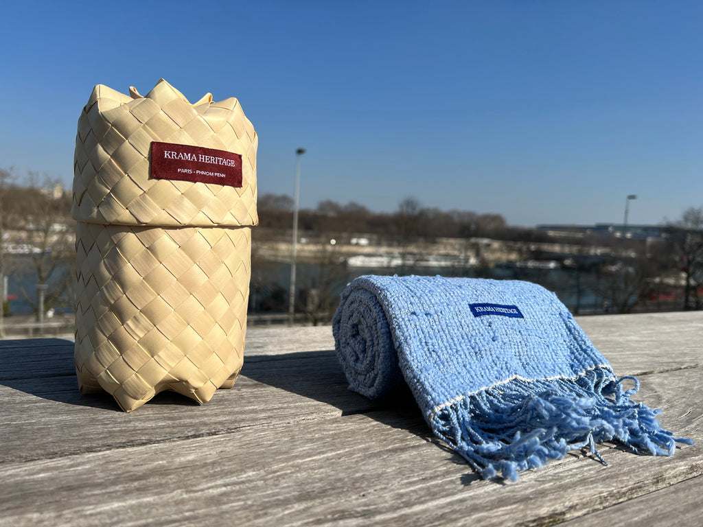 Le Krama Naturel Azur dans son écrin en feuille de palmier - Homme