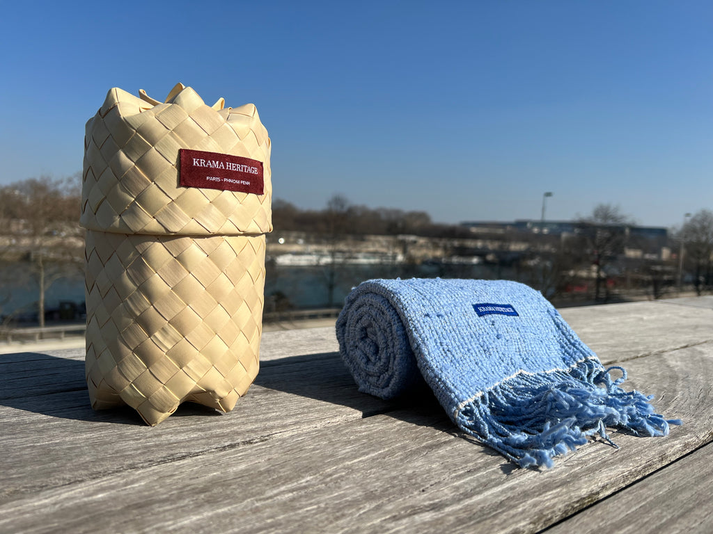 Le Krama Naturel Azur dans son écrin en feuille de palmier - Homme