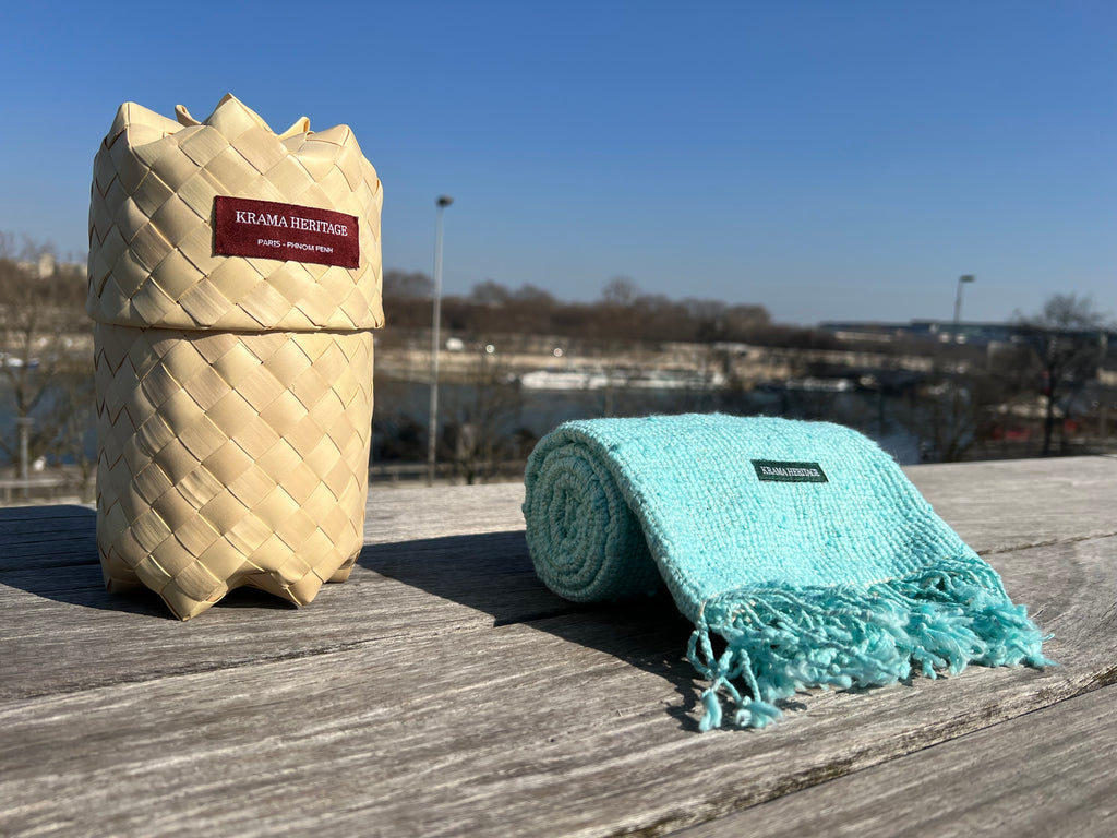 Le Krama Naturel Cyan dans son écrin en feuille de palmier - Femme