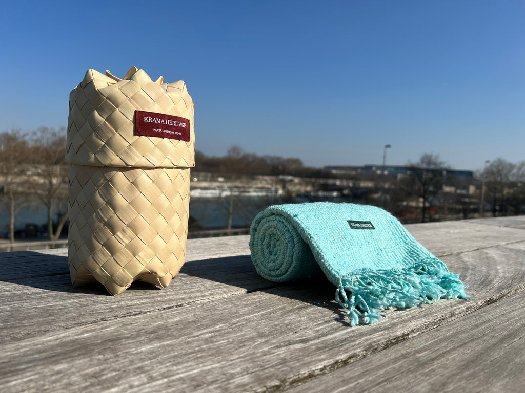Le Krama Naturel Cyan dans son écrin en feuille de palmier - Homme